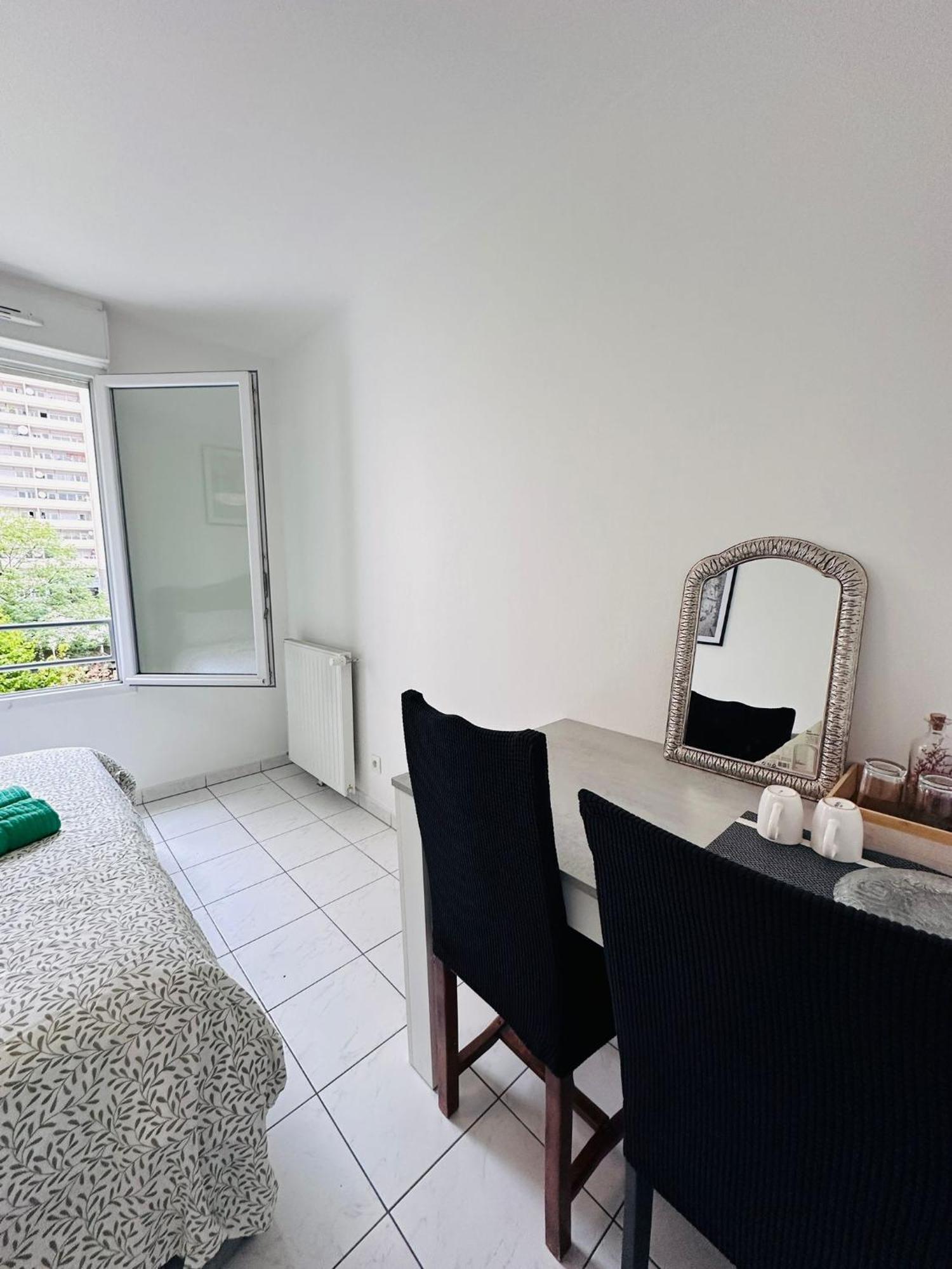 Sri-Indo Bobigny Paris Apartment Exterior photo