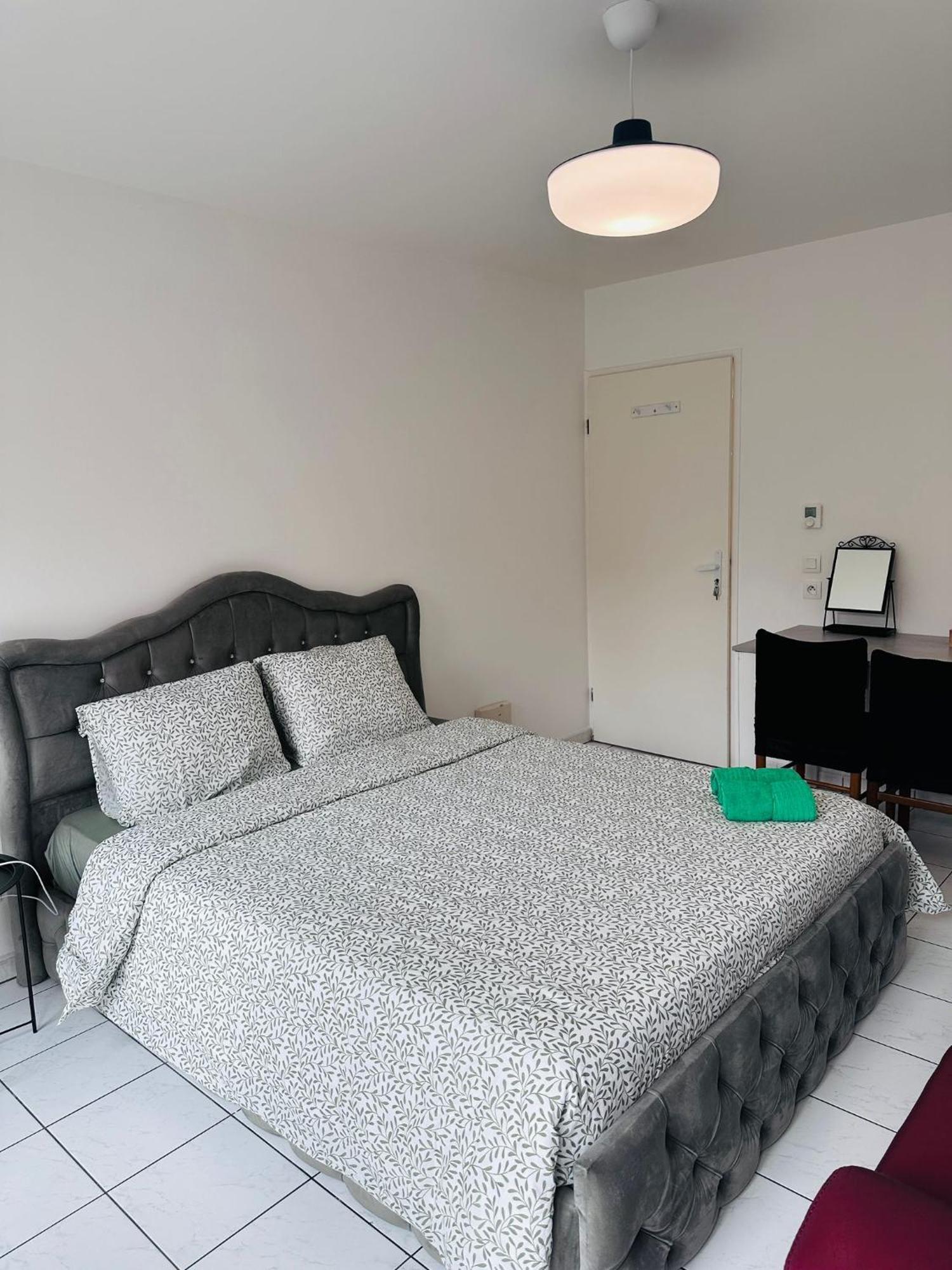 Sri-Indo Bobigny Paris Apartment Exterior photo